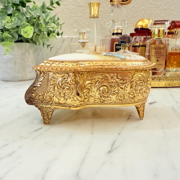 Vintage Hollywood Regency Music box with Puppy and Bunny - Picture 5 of 13